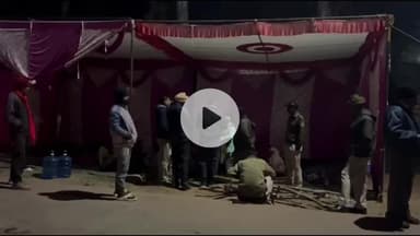 पन्ना: कलेक्टर कार्यालय के बाहर कड़ाके की ठंड में आशा कार्यकर्ताओं का धरना, 4 माह से वेतन बकाया