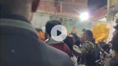 मथुरा: बांके बिहारी मंदिर में कॉरिडोर विरोध को लेकर धीरेंद्र शास्त्री को ज्ञापन सौंपने पर सुरक्षा कर्मियों ने रोका, हंगामा हुआ