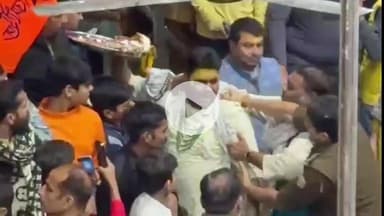 मथुरा: वृंदावन: बांकेबिहारी मंदिर में धीरेंद्र कृष्ण शास्त्री की मौजूदगी में पुलिस ने धर्माचार्य व सेवायतों से की मारपीट