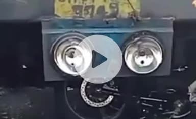 पाकुड़: दुर्गापुर में हाईवा की टक्कर से बड़ा हादसा, बाल-बाल बचे बाइक सवार और बच्चा #Accident #pakur