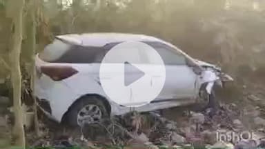 बलरामपुर: बलरामपुर गोंडा रोड पर बाईपास के पास कार और ई-रिक्शा के बीच हुई टक्कर, बड़ी दुर्घटना टली