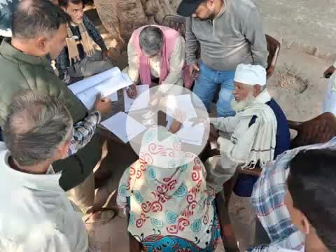 #पटियाली : आज पटियाली विधानसभा क्षेत्र के गांव गनेशपुर में SIR फॉर्म भरवाने के लिए कैंप लगाया और लोगों की फॉर्म भरने में मदद की।
अब्दुल हफीज गांधी 
एडवोकेट एवं समाजसेवी