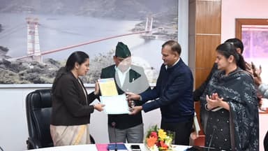 टिहरी: समान नागरिक संहिता में 100% पंजीकरण करने वाले ग्राम प्रधानों को किया गया सम्मानित