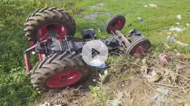 कोडरमा: बजरंग नगर में ट्रैक्टर हादसा, तालाबनुमा गड्ढे में पलटने से टला बड़ा हादसा