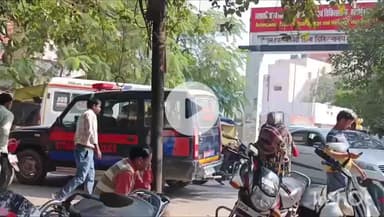 हरदोई: मेडिकल कॉलेज गेट पर जाम के चलते एम्बुलेंस भी फंस जाती हैं, कॉलेज प्रशासन नहीं दे रहा ध्यान