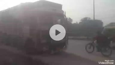 मिर्ज़ापुर: जंगी रोड मोहल्ले में ट्रक को साइड लगाने के दौरान धसी सड़क, ट्रक का अगला पहिया धसने से खड़ी हुई ट्रक