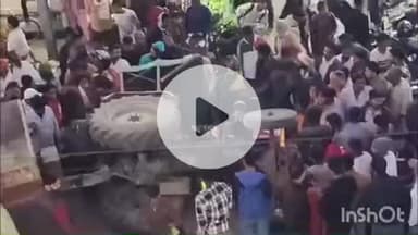 भभुआ: भभुआ पटेल चौक पर डिवाइडर पर चढ़कर पलटा ट्रैक्टर, बाल-बाल बचे लोग