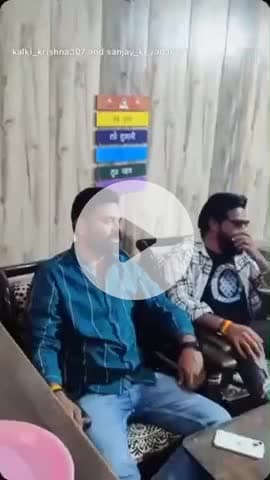 जौनपुर: युवकों द्वारा रिवॉल्वर का प्रदर्शन करते हुए वीडियो हुआ वायरल