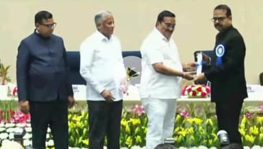 भभुआ: नई दिल्ली के विज्ञान भवन में छठे नेशन वाटर अवार्ड में कैमूर के डीएम को किया गया सम्मानित