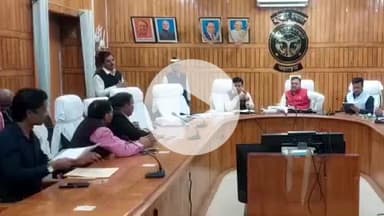 बहराइच: कलेक्ट्रेट सभागार में मतदेय स्थलों के संभाजन के संबंध में जिलाधिकारी की अध्यक्षता में राजनैतिक दलों के साथ बैठक संपन्न