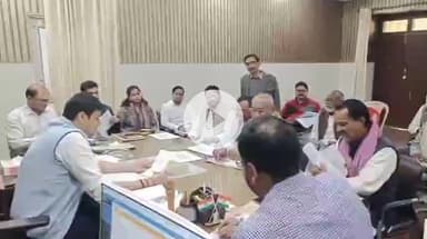 गाज़ीपुर: गाजीपुर में मतदेय स्थलों का बड़ा पुनर्गठन, 419 नए बूथ प्रस्तावित, जिला निर्वाचन अधिकारी ने राजनीतिक दलों संग की अहम बैठक