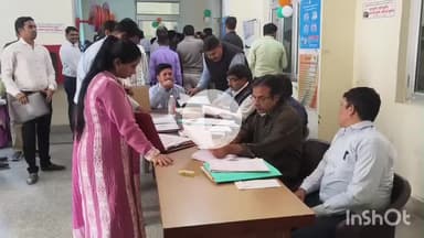 मैनपुरी: कलेक्ट्रेट सभागार में आयुष चिकित्सक बनने के लिए साक्षात्कार देने पहुंचे अभ्यर्थी