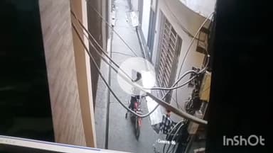 धामपुर: धामपुर के मनभावन बैंकट हॉल के सामने लाज वाली गली में बाइक चोर सीसीटीवी में कैद