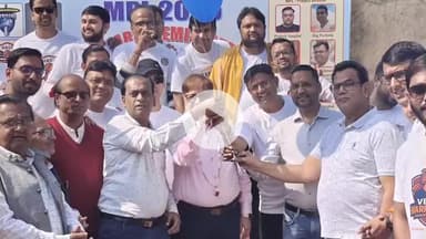 कोडरमा: विश्रामबाग रोड पर 3 दिवसीय MPL का आयोजन, दुर्गा सेना ने JDML स्ट्राइकर को 7 विकेट से हराया