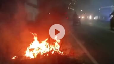 रामपुर: दिल्ली नैनीताल हाइवे 87 किनारे झाड़ियों में लगी आग, धुएं से सांस लेने में इलाकाई लोगों को दिक्कत