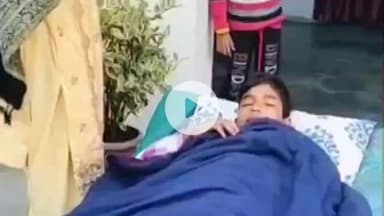 रामपुर मनिहारन: गांव चुनहेटी में स्कूल में खेलते समय टीचर के बच्चे को बॉल लगने पर गुस्साई मैडम ने छात्र की बेरहमी से पिटाई की