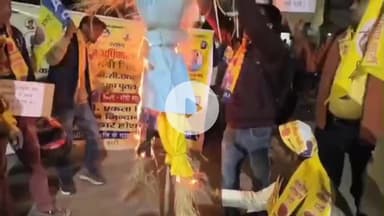 कांके: राजभवन के पास लोकहित अधिकार पार्टी ने ओबीसी विरोधी नीतियों के खिलाफ झारखंड सरकार का पुतला फूंका