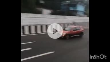 തിരൂരങ്ങാടി: ദേശിയപാത66 കാക്കഞ്ചേരി  ഇടിമുഴിക്കലിൽ പൈനാപ്പിൾ കയറ്റിവന്ന മിനി പിക്കപ്പ് മറിഞ്ഞു അപകടം