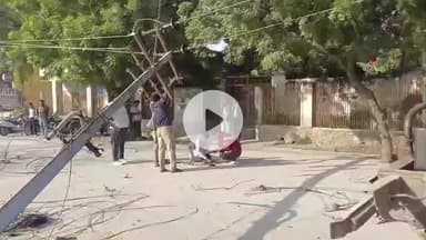 चूरू: पुराने नेहरू युवा केन्द्र के सामने कार की टक्कर से बिजली पोल टूटा, विद्युत आपूर्ति हुई बाधित