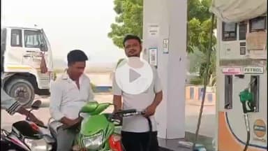 महाराजगंज: धरमौली स्थित इंडियन पेट्रोल पंप पर 'नो हेलमेट–नो पेट्रोल' नियम की उड़ाई जा रही धज्जियां