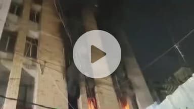 कानपुर: कलेक्टर के थाना क्षेत्र में काहू कोठी के ठाकुर स्वीट्स के सामने अपार्टमेंट में लगी आग, फायर ब्रिगेड मौके पर मौजूद