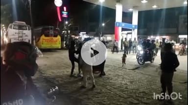 हरदोई: महिला से अभद्रता करने पर कंडक्टर की पिटाई, महिला ने चप्पल से मारा, सिनेमा चौराहे के पास पेट्रोल पंप के सामने हुई घटना