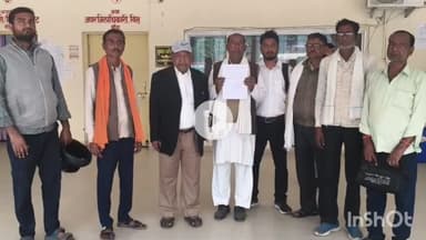 बांदा: कठसेमर गांव के किसानों ने कलेक्ट्रेट पहुंचकर DM से गांव के नलकूपों के ट्रांसफार्मरों को ठीक कराने की मांग की