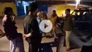 मिर्ज़ापुर: विंध्याचल के मां विंध्यवासिनी धाम परिसर में दो व्यक्तियों को लाइट बेचते हुए देखकर पुलिस ने किया हिरासत में