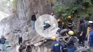 चकराता: बाड़वाला जुड्डो मार्ग पर गहरी खाई में गिरा वाहन, एक की मौत और एक घायल