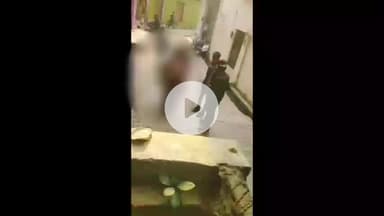 झांसी: थापक बाग में एक छात्रा का रास्ता रोकने पर युवक को टीचर ने पकड़ा, वीडियो हुआ वायरल