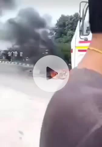 जौनपुर: कुलहनामऊ में आज रोडवेज बस और बुलेट की भिड़ंत में बुलेट में लगी आग, बुलेट सवार बुरी तरह से झुलसा