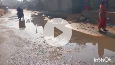 करपी: शहर तेलपा मेहंदीया पथ पर पासी टोला के पास सड़क पर गिर रहा है नाली का गंदा पानी