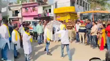 शाहजहांपुर: यातायात माह नवंबर के तहत पुलिस अधीक्षक ने नियमों का पालन करने वाले वाहन चालकों को दिया गुलाब का फूल