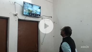 महाराजगंज: कलेक्ट्रेट परिसर में जिलाधिकारी ने ईवीएम वेयरहाउस का किया निरीक्षण