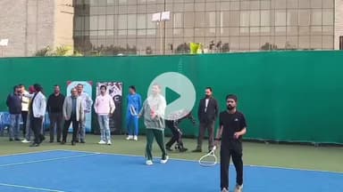 कांके: रांची के JSCA स्टेडियम में टेनिस कोर्ट पर उतरे महेंद्र सिंह धोनी