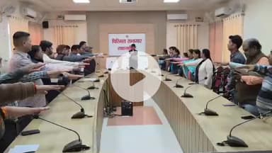 शाहजहांपुर: बिस्मिल सभागार में अपर जिलाधिकारी ने अधिकारियों और कर्मचारियों को एकता की कमी की शपथ दिलाई