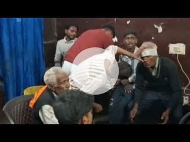 बरातियों से भरी बस हाईवे पर अनियंत्रित होकर टावर से टकराई, दर्जनों बाराती घायल, मची चीख-पुकार