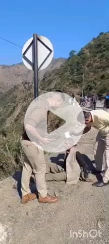 चकराता: कालसी थाना क्षेत्र में वाहन गहरी खाई में गिरा, चालक की मौत; दो लोग घायल