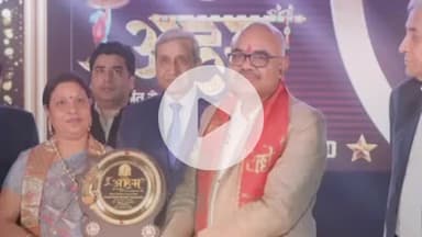 कानपुर: गौरवांजलि समिति के कार्यक्रम में कानपुर के डीएम शामिल हुए, बेस्ट स्कूल प्रिंसिपल अवार्ड रेनू अवस्थी को दिया गया