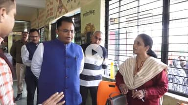 इंदौर: कलेक्टर शहर में SIR के काम का जायजा लेने पहुंचे, बीएलओ सहित कई कर्मचारियों से मिले