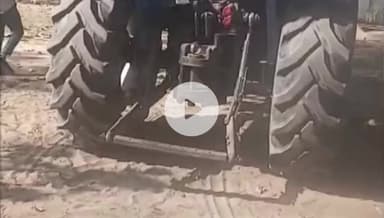 रामपुर: खजुरिया थाना पुलिस ने बाइक सवार को कुचलने वाली गन्ने से लदी ट्रैक्टर ट्राली और ट्रैक्टर चालक को किया कब्जे में