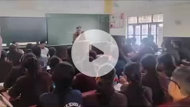 बलरामपुर: यातायात माह के तहत पायनियर पब्लिक स्कूल में पंपलेट वितरित कर छात्राओं को जागरूक किया गया, पी.ए. सिस्टम की दी गई जानकारी