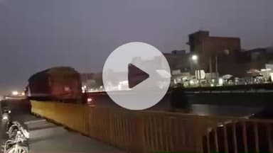 चंदौली: चंदौली बाजार के सामने राष्ट्रीय राजमार्ग पर अवैध पार्किंग बनी दुर्घटनाओं का कारण, पुलिस की उदासीनता पर उठ रहे सवाल