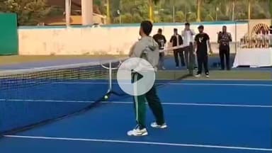 कांके: जेएससीए स्टेडियम में टेनिस टूर्नामेंट चैंपियनशिप में भारतीय क्रिकेट टीम के पूर्व कप्तान ने टेनिस खेला