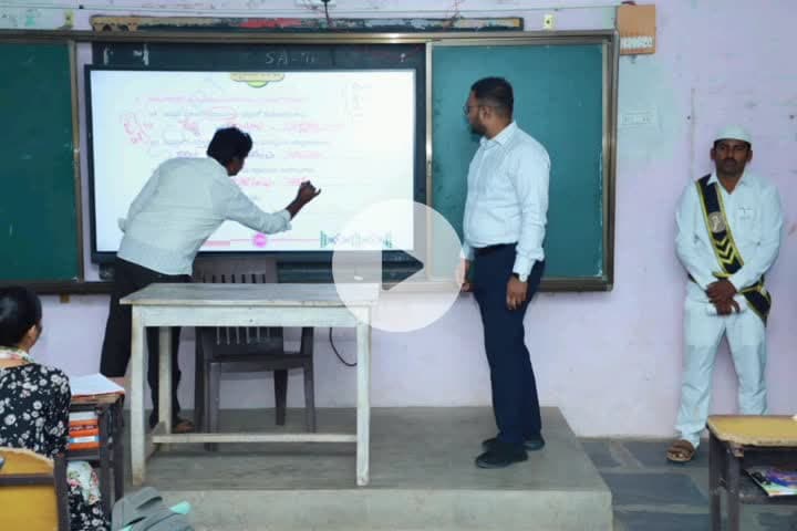 పెన్‌పహాడ్: అనంతారం జిల్లా పరిషత్ ఉన్నత పాఠశాలను ఆయన ఆకస్మికంగా తనిఖీ చేసినా కలెక్టర్ తేజస్