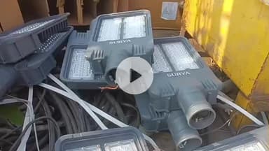 रामपुर: नगर पालिका की टीम ने मालगोदाम तिराहे से बिलासपुर गेट तक खराब स्ट्रीट लाइटों को बदलने का काम शुरू किया, देखें वीडियो