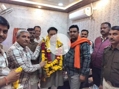 नरवर: करैरा विधायक रमेश खटीक ने मगरोनी स्थित अपने निवास पर ग्रामीणों की समस्याएँ सुनीं