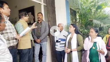 झाबुआ: स्वास्थ्य विभाग के कर्मचारियों ने जिला मुख्यालय पर प्रदर्शन कर जताई नाराज़गी