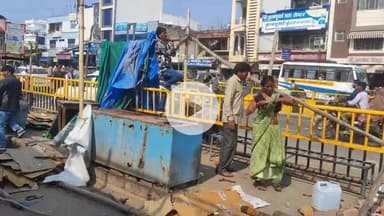 झालरापाटन: झालावाड़ जिला अस्पताल के सामने सिटी फोरलेन के सर्विस लेन पर नगर परिषद का बुलडोजर चला अतिक्रमण के खिलाफ