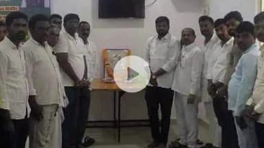 మద్నూర్: వ్యవసాయ మార్కెట్ లో మాజీ ప్రధాని ఇందిరాగాంధీ జయంతి, చిత్రపటానికి పూలమాలలు వేసి నివాళి, కాంగ్రెస్ నాయకులు